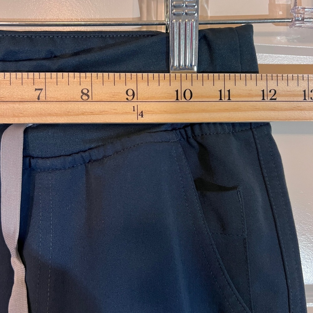FIGS Technical Collection Scrubs Casma Top & Yola Pants Set in Navy Blue, XXS - Picture 10 of 16